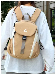Achteraanzicht van een vrouw met een waterafstotende outdoor kampeerrugzak in contrastkleuren