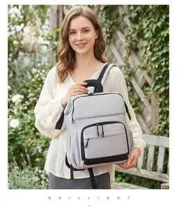 Zaino fasciatoio leggero ed elegante per mamme in un ambiente di giardino esterno