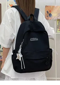 Zaino nero minimalista da donna indossato da una studentessa, perfetto per la scuola