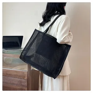 Bolso shopper grande de malla negra al hombro para un estilo de vida diario versátil
