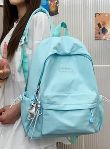 Primo piano di un elegante zaino scolastico minimalista azzurro indossato da una modella