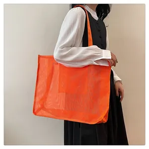 Vista detallada del bolso de malla naranja grande para la playa o gimnasio