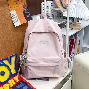 Zaino casual minimalista rosa chiaro per studenti in un ambiente domestico curato.