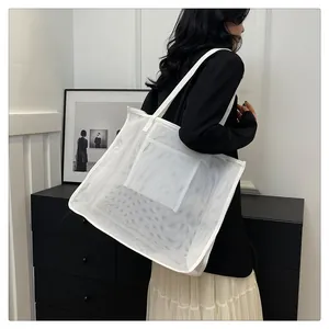Bolso tote grande de malla blanca al hombro para ir a la playa o de compras hoy.