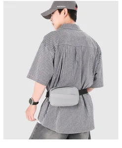 Lässige karierte wasserdichte Nylon-Gürteltasche, von hinten am Modell getragen