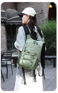 Vue détaillée du sac à dos de randonnée léger vert porté par un mannequin