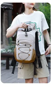 Sac à dos de randonnée léger en extérieur tenu par un modèle pour le camping et voyages