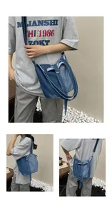 Vue détaillée du sac seau en jean bleu montrant les styles de port de face et de dos