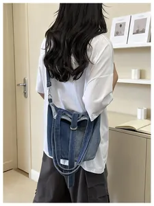 Vue de dos d'une femme portant un sac seau minimaliste en denim bleu comme sac à bandoulière