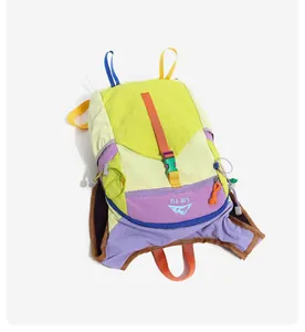 Nahaufnahme eines bunten Outdoor-Patchwork-Wanderrucksacks mit LIE TU-Logo und Schnalle