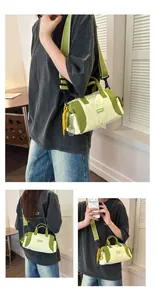 Detailansicht einer trendigen grünen und beigen Zylindertasche im Sportstil für Damen