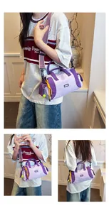 Detailansichten der lila Canvas-Polstertasche, getragen als Umhängetasche und Schultertasche