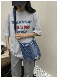 Sac seau en jean bleu avec anneau métallique et large bandoulière