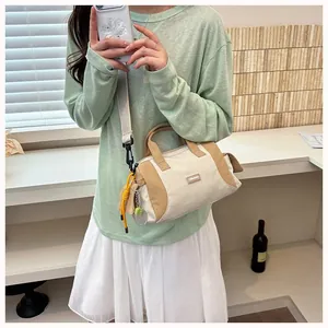 Beigefarbene Damen-Handtasche aus Canvas mit Tennis-Anhänger und verstellbarem Schultergurt