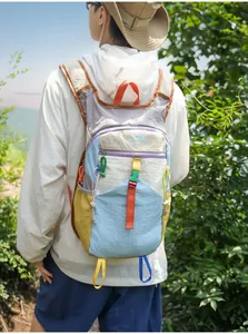 Nahaufnahme eines farbenfrohen Dopamin-Patchwork-Rucksacks für Outdoor-Wandern und Bergsteigen
