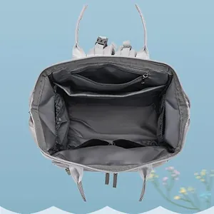 Detailansicht des Innenraums einer grauen wasserdichten Wickeltasche mit Fächern