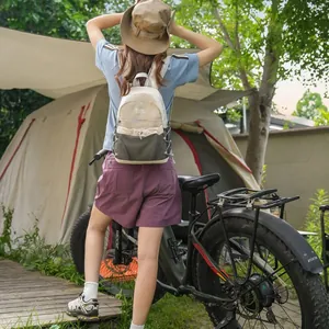 Lichte mini outdoor rugzak met kleurblokken voor kinderen en volwassenen in kampeerscène