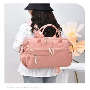 Funktioneller rosa wasserdichter Mama-Rucksack, getragen als stilvolle Umhängetasche für Mütter.