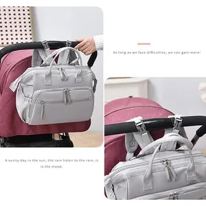 Nahaufnahme der wasserdichten Wickeltasche am Kinderwagen hängend