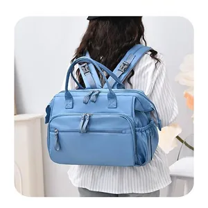Rückansicht eines hellblauen wasserdichten Wickelrucksacks für Mütter