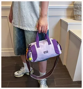 Detailansicht einer lila Sport-Kissentasche mit verstellbarem Riemen und Tennisanhänger