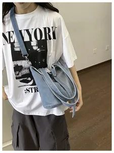 Gros plan d'un mannequin portant un sac seau en jean bleu avec bandoulière réglable