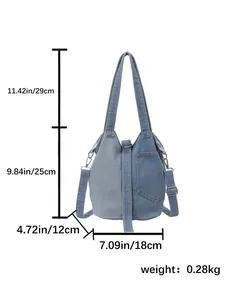 Détails des dimensions et du poids pour ce sac seau en jean bleu clair avec sangle.