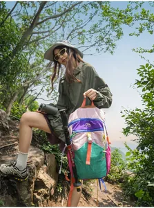 Trendiger bunter Dopamin-Wanderrucksack für Damen und Herren in einer Berglandschaft
