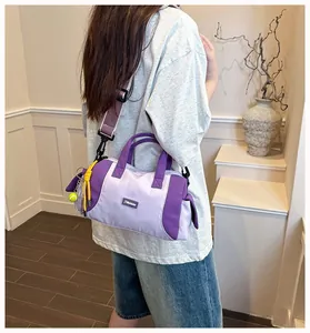 Sportliche lila Pillow Bag im Color-Block-Design für Damen mit Mini-Tennis-Anhänger