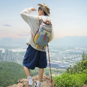 Bunter Outdoor-Wanderrucksack im Patchwork-Design auf Berggipfel mit Panoramablick