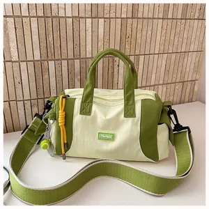 Sportliche Damen Kontrastfarbe Kissentasche Nylon Umhängetasche Gym Handtasche Mit Tennis-Anhänger Breiter Gurt Boston Bag Für Reisen