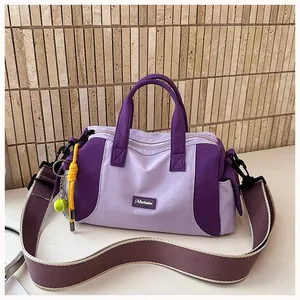 Modische sportliche violette Tasche im Pillow-Design mit Tennisball-Schlüsselanhänger