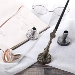 Vintage Metall Stifthalter mit europäischer Gravur für eine elegante Schreibtischorganisation