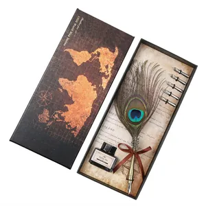Juego de pluma de pavo real vintage con tinta y plumillas en caja de mapa del mundo