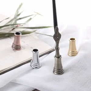 Detalle de bases de portaplumas de metal vintage en cuatro acabados metálicos para plumas