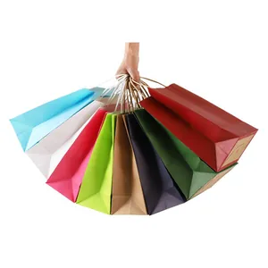 Λεπτομερής προβολή πολύχρωμων χάρτινων τσαντών δώρου σε μια ζωντανή διάταξη σε σχήμα βεντάλιας