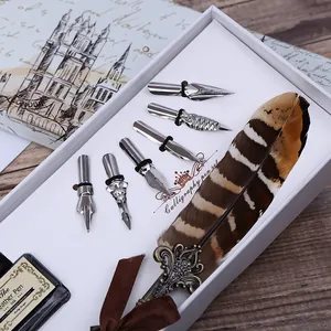Detailansicht eines Vintage-Federkiel-Sets mit Kalligrafie-Federn und Tinte.
