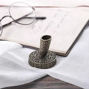 Nahaufnahme eines europäischen Vintage-Federhalters mit kunstvollen Blumengravuren