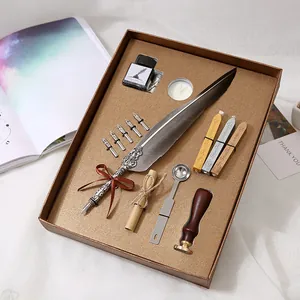Set regalo penna piuma vintage con ceralacca e timbro in elegante scatola bronzo.