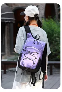 Vue arrière d'un sac à dos de randonnée léger violet porté par un mannequin