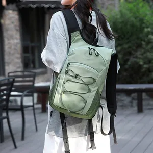 Sac à dos de randonnée vert léger pour le camping et le rangement de voyage pratique.