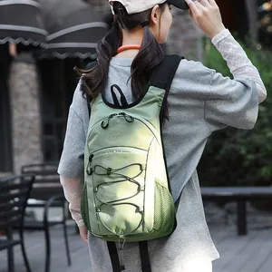 Femme asiatique portant un sac à dos de randonnée léger et vert dans un cadre extérieur