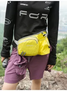 Gelbe Outdoor-Lauftasche mit verstellbarem Trinkflaschenhalter in der Natur