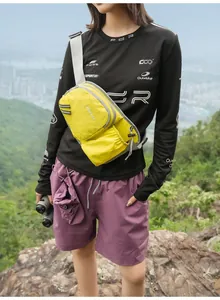 Model trägt eine leuchtend gelbe Outdoor-Sport-Brusttasche mit Flaschenhalterung
