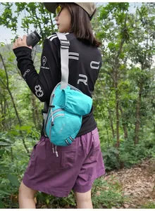 Leichte Outdoor-Sport-Brusttasche mit Flaschenhalter im Wald beim Wandern