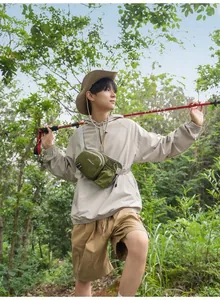 Wanderer im Wald trägt grüne Outdoor-Sport-Brusttasche