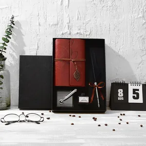 Antikes Federkiel- und Notizbuch-Geschenkset mit Ledertagebuch und Tinte in schwarzer Box.