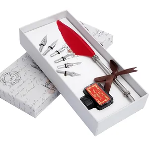 Elegantes rotes Federkiel-Set im Vintage-Stil mit Tinte und Federn in Geschenkbox
