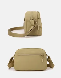 Vista laterale e posteriore dettagliata di una borsa a tracolla in nylon oliva alla moda.