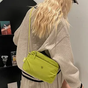 Borsa a tracolla alla moda in nylon verde lime per donna in una scena lifestyle chic
